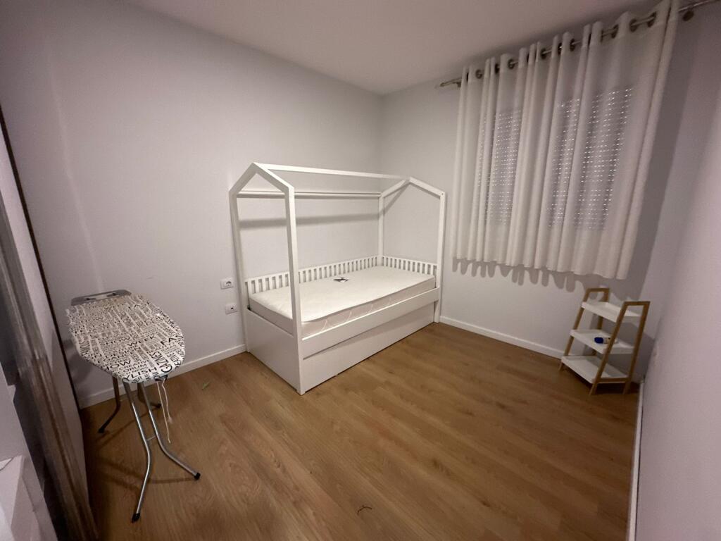 Shtepi me qera 2+1 Prane hotel Radison, Liqeni i Thate