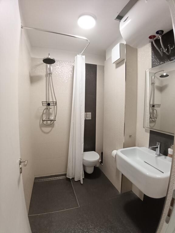 Apartament 1+1 për qira pranë Optika Roma, Pazari ri.