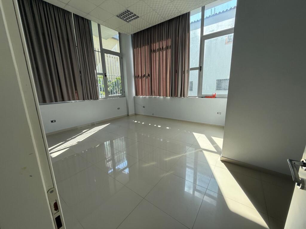 NEGOZIO E MAGAZZINO IN AFFITTO 400 M2 CASA ITALIA 1.400 EURO