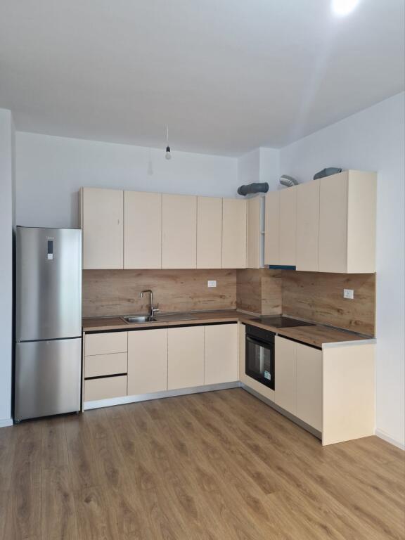 APARTAMENT 2+1 ME QERA PJESERISHT I MOBILUAR (Kompleksi Kaimi, Ali Demi, Tirane) PA KOMISION