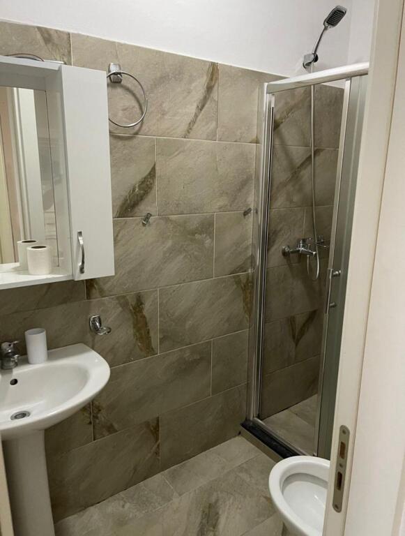Apartament: 2+1+2wc & verandë 📍Fresku/ Restorant Fresku (në rrugë kryesore) 115m2 150.000.000 lekë (pallat 2017)