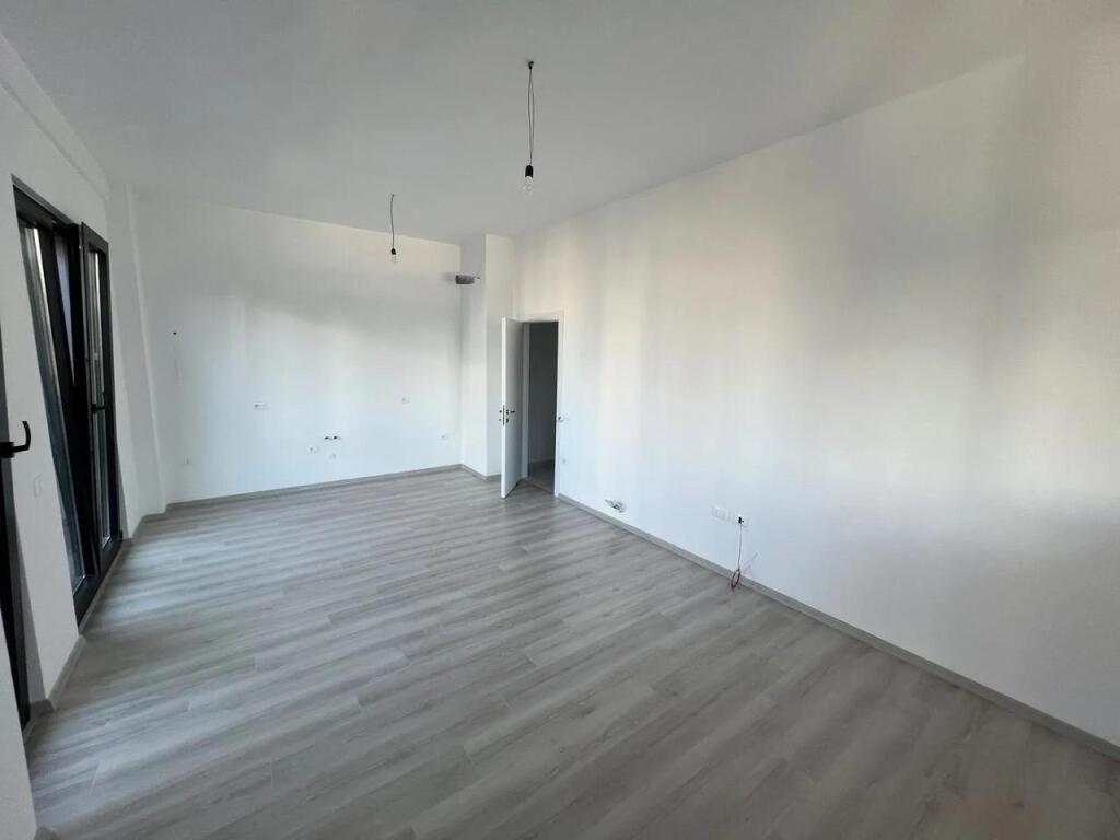 ZYRE ME QERA 75 M2 SQUARE 21 700 EURO