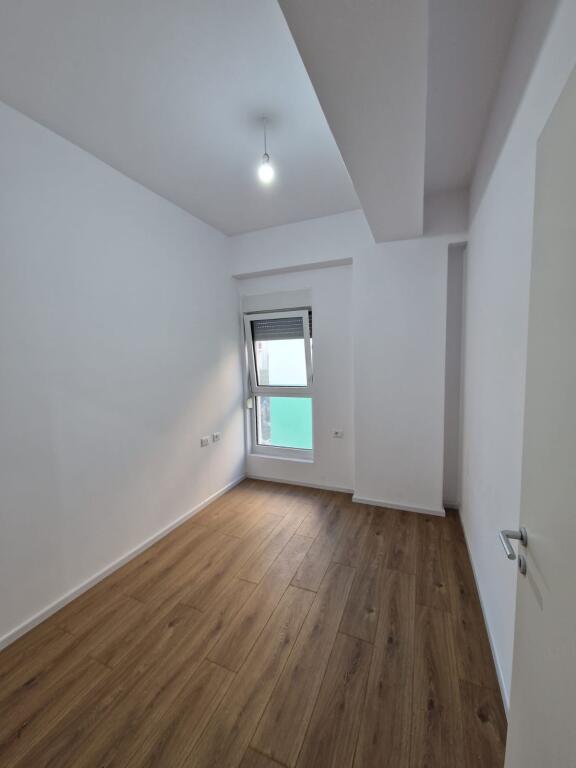 APARTAMENT 2+1 ME QERA PJESERISHT I MOBILUAR (Kompleksi Kaimi, Ali Demi, Tirane) PA KOMISION