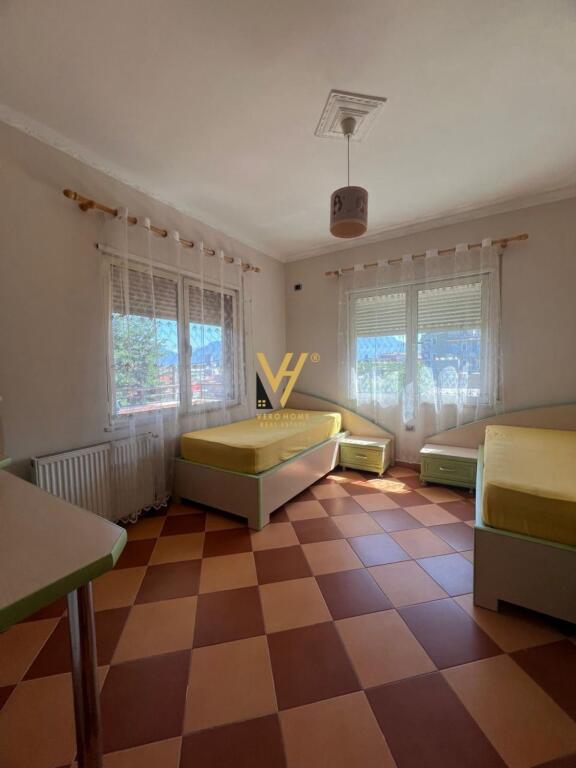 Një vilë 2-katëshe jepet me qera në Selitë për 1,200 euro.