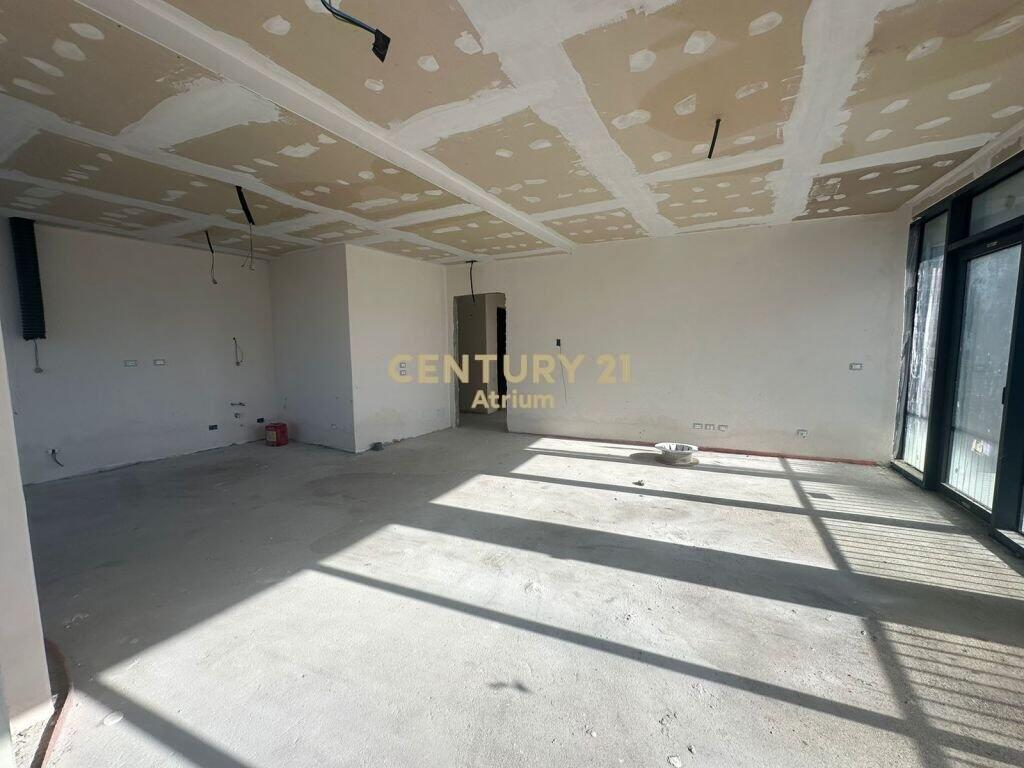 SHESIM APARTAMENT 3+1+2 + 2 POSTE PARKIMI TEK LIQENI TIRANES!