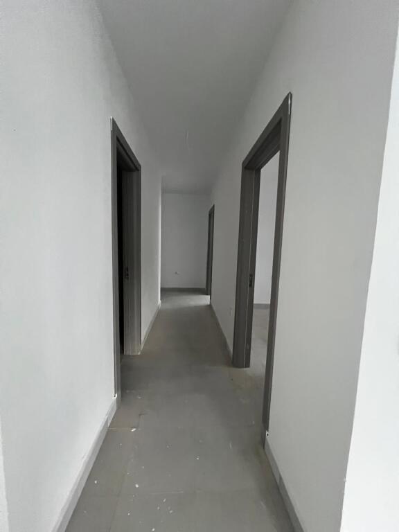 Shitet apartament 2+1+2 tualete ne fund te rruges "5 Maji".