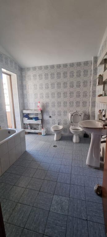🏢Rruga Kongresi Manastirit prane Klinikes Dentare Mysanbelliu jepet me qera apartament 2+1,i mobiluar.