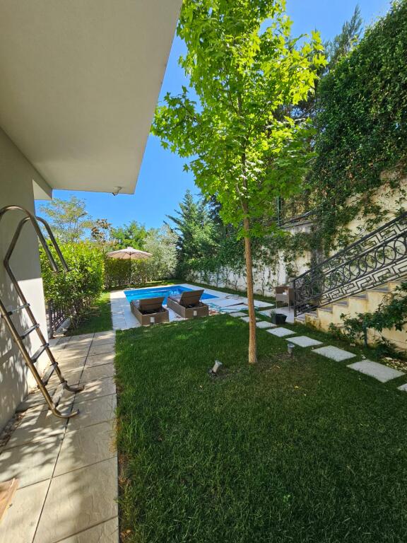 Viene offerta in affitto una villa nella residenza AKACIA HILLS vicino a Teg.