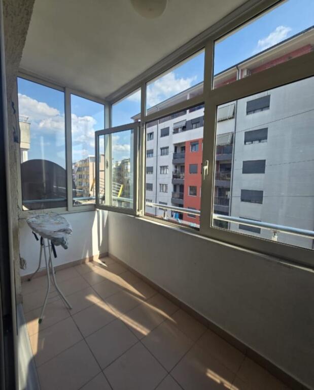 Rreth-rrotullimi i Selites, Rr Zallit jepet me qera: Apartment 1+1