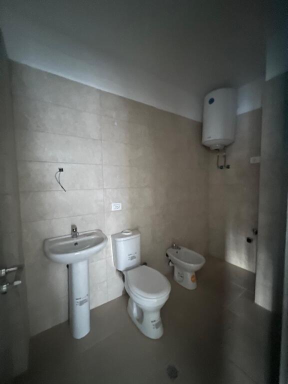 Shitet apartament 2+1+2 tualete ne fund te rruges "5 Maji".