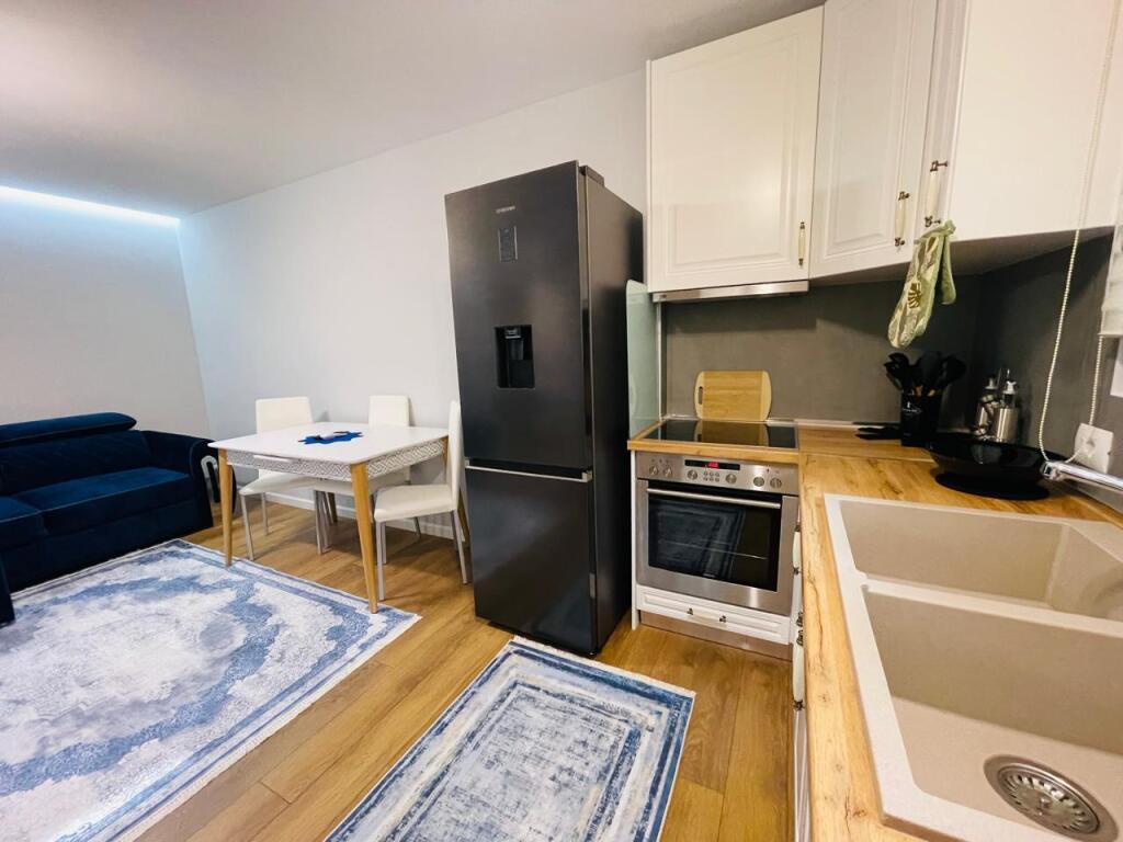 Pak minuta larg Shkollës së Baletit, jepet me qera apartament 1+1 i adaptuar në 2+1, i mobiluar. 700 Euro