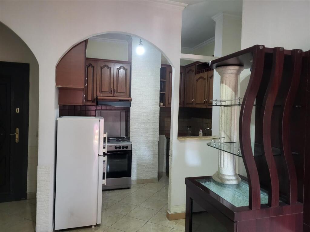 Astir, pranë Postës Shqiptare, jepet me qera apartament 2+1, i mobiluar 45,000 Leke