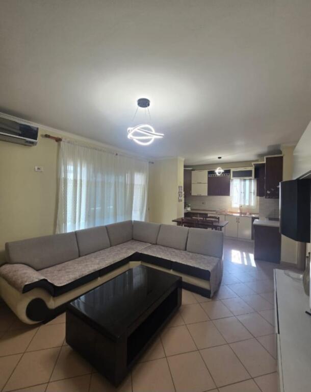 Rreth-rrotullimi i Selites, Rr Zallit jepet me qera: Apartment 1+1