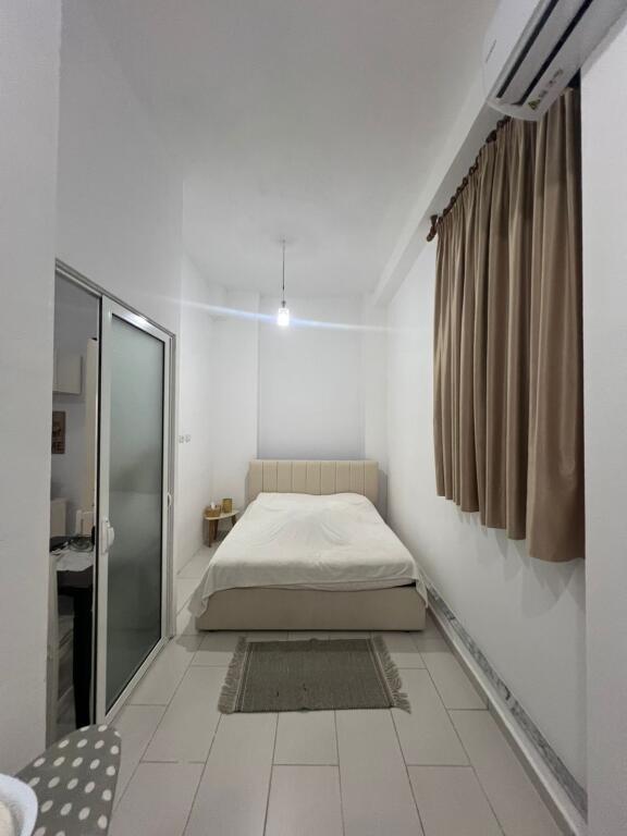 Jepet me qera Apartamenti 1+1 ,prane fondacionit Eleonore, Kodra Diellit