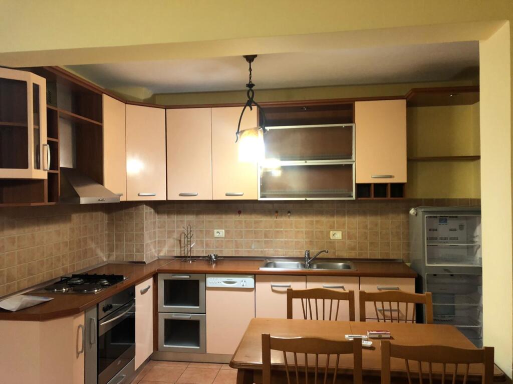 Jepet me qera Apartamenti 1+1, rruga Ndre Mjeda, Ish Parku