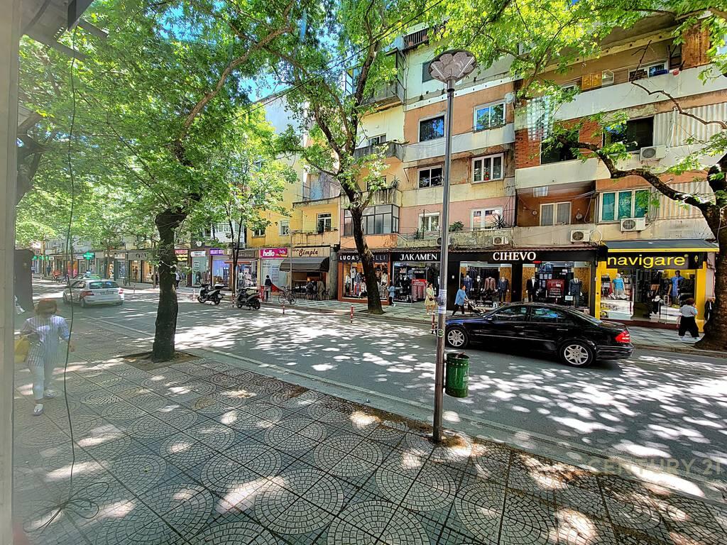 NEGOZIO IN VENDITA SUL LATO DI MYSLYM SHYRIT ROAD!