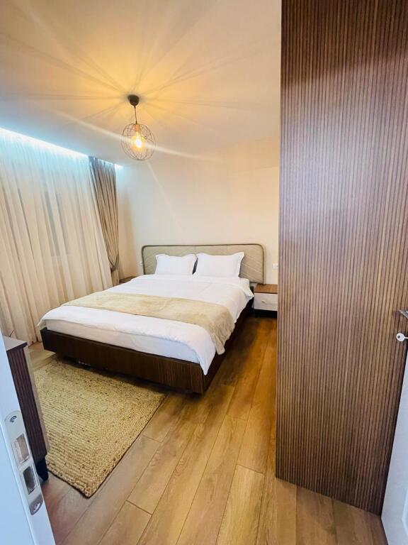 Pak minuta larg Shkollës së Baletit, jepet me qera apartament 1+1 i adaptuar në 2+1, i mobiluar. 700 Euro