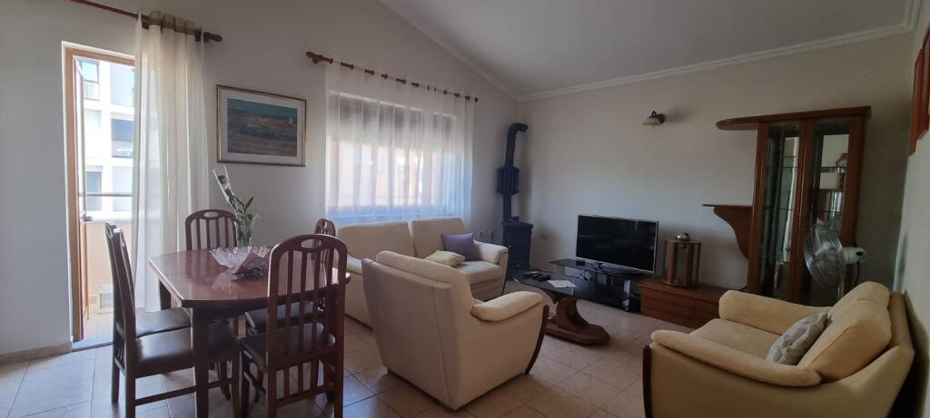 🏢Rruga Kongresi Manastirit prane Klinikes Dentare Mysanbelliu jepet me qera apartament 2+1,i mobiluar.