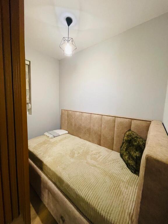 Pak minuta larg Shkollës së Baletit, jepet me qera apartament 1+1 i adaptuar në 2+1, i mobiluar. 700 Euro