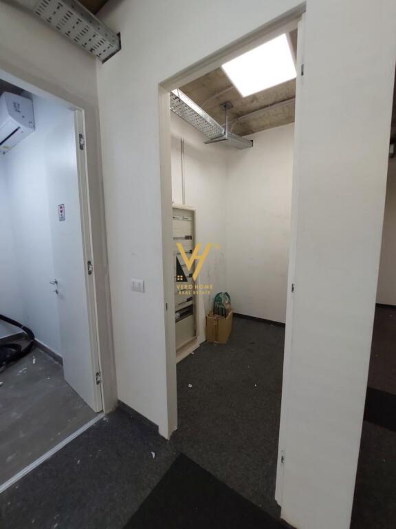 JEPET ZYRE 370M2 ME QERA TE RRUGA E KOSOVARVE 6.600 EURO