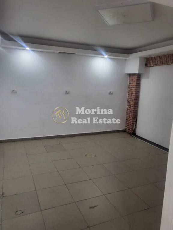 Spazio Commerciale in Affitto nella Comune di Parigi 450 Euro Mese