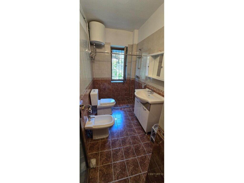 SHITET APARTAMENT 2+1+2 PRANË RRUGËS FORTUZI – LOKACION STRATEGJIK!