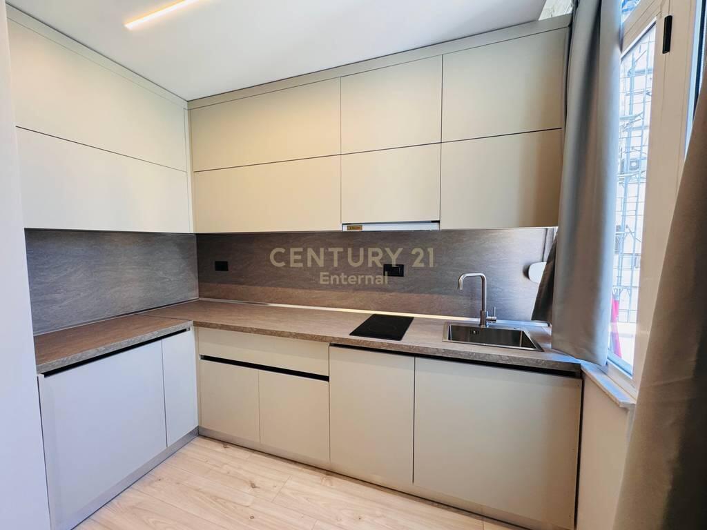 Shiten 3 Studio Totalisht të Mobiluara dhe të Rinovuara në Stil Modern – Zemra e Tiranës!