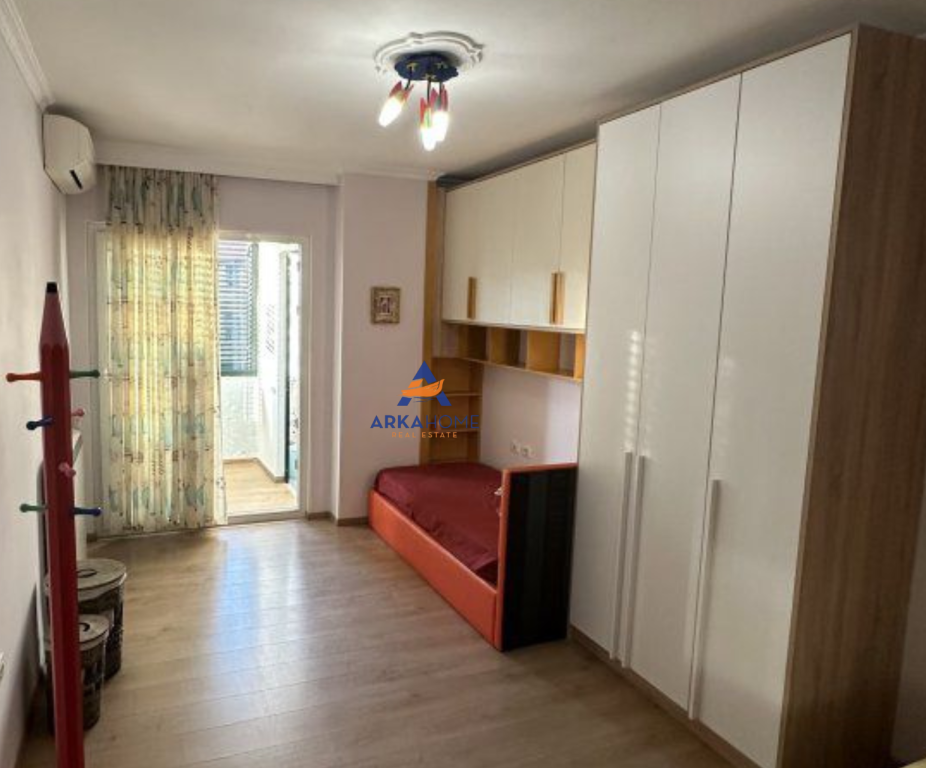 JEPET APARTAMENT ME QERA 2+1+BALLKON "PRANE XHAMISE SË TABAKAVE" 650 EURO.