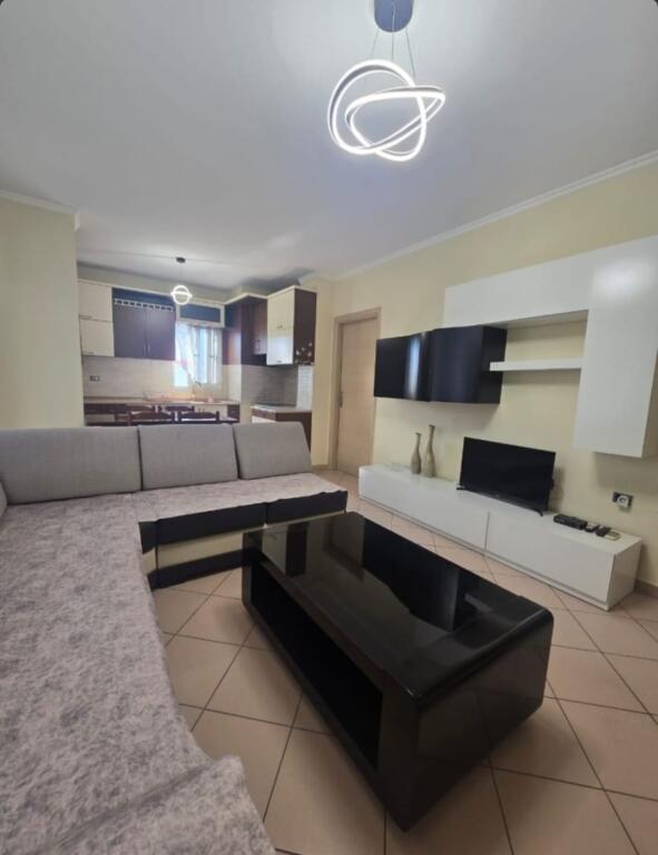 Rreth-rrotullimi i Selites, Rr Zallit jepet me qera: Apartment 1+1