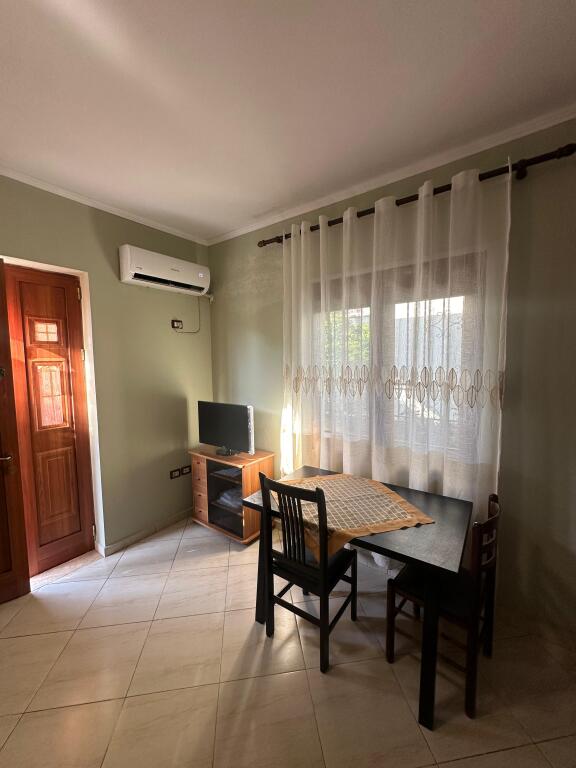 Apartament 1+1 me qera, shtepi private te Rr. Jordan Misja