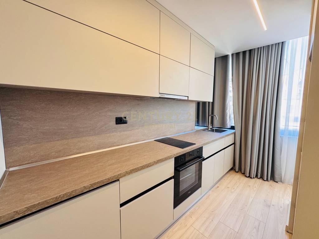 Shiten 3 Studio Totalisht të Mobiluara dhe të Rinovuara në Stil Modern – Zemra e Tiranës!