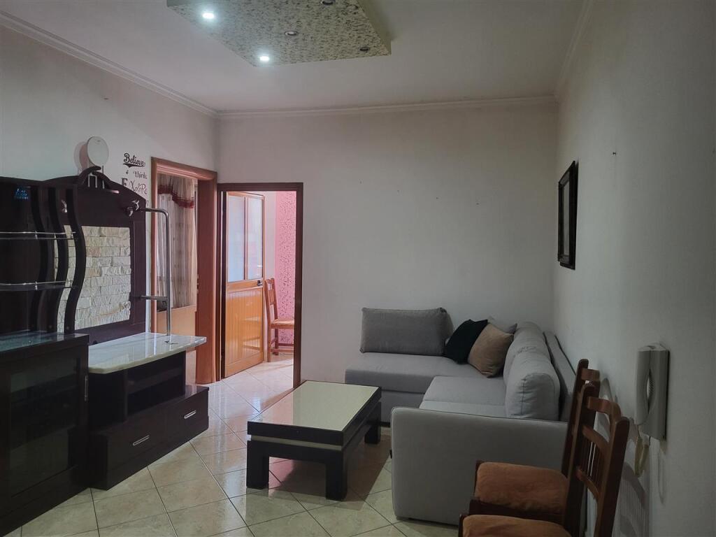 Astir, pranë Postës Shqiptare, jepet me qera apartament 2+1, i mobiluar 45,000 Leke