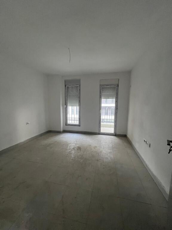 Shitet apartament 2+1+2 tualete ne fund te rruges "5 Maji".
