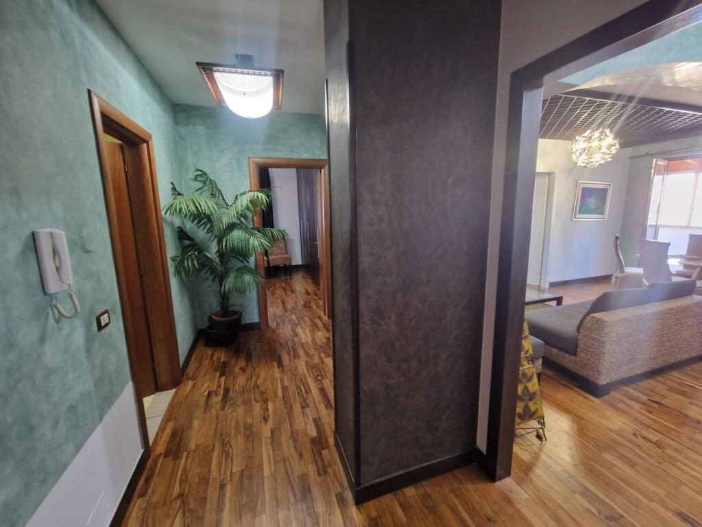 Shitet apartament 2+1 ne rrugen "Abdyl Frasheri" prane Sheshit Willson