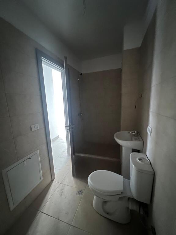 Shitet apartament 2+1+2 tualete ne fund te rruges "5 Maji".