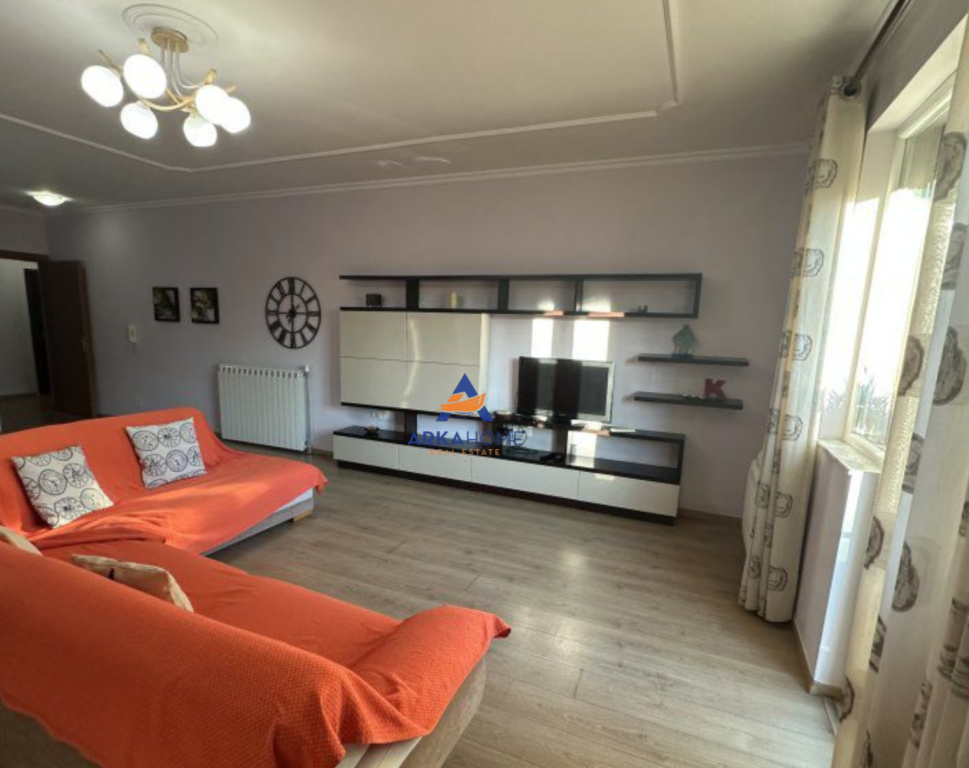 JEPET APARTAMENT ME QERA 2+1+BALLKON "PRANE XHAMISE SË TABAKAVE" 650 EURO.
