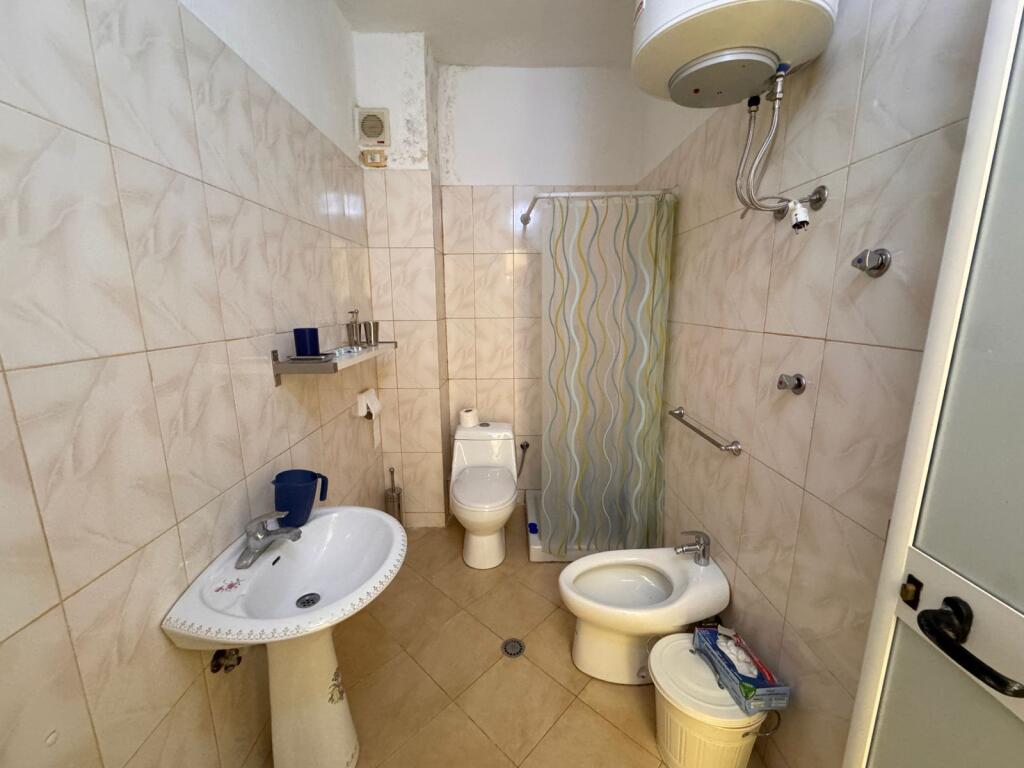 Shitet apartament 1+1 me ballkon, Durrës – përballë Hotel Pelikani
