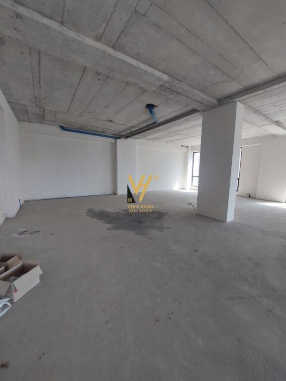 JEPET AMBJENT BIZNESI 300 M2 ME QERA NE PORCELAN 3.600 EURO