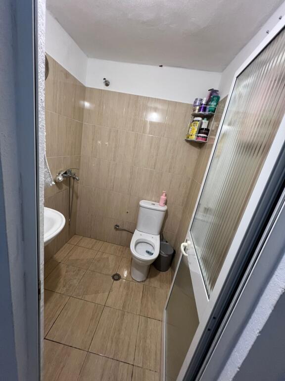 Jepet me qera Apartamenti 1+1 ,prane fondacionit Eleonore, Kodra Diellit