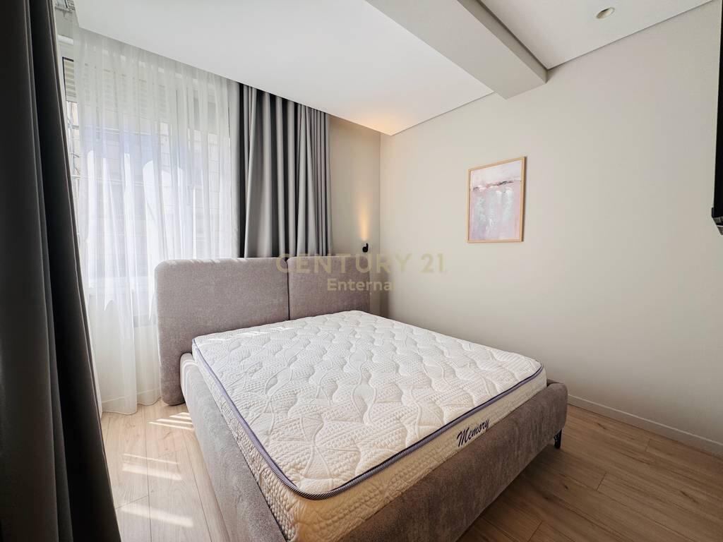 Shiten 3 Studio Totalisht të Mobiluara dhe të Rinovuara në Stil Modern – Zemra e Tiranës!