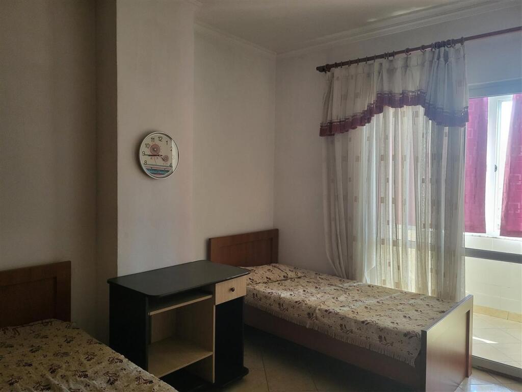 Astir, pranë Postës Shqiptare, jepet me qera apartament 2+1, i mobiluar 45,000 Leke
