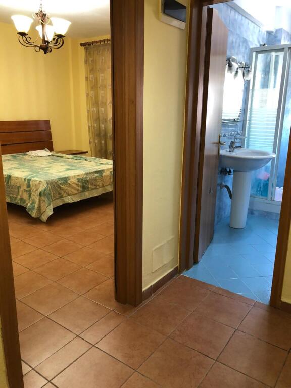 Jepet me qera Apartamenti 1+1, rruga Ndre Mjeda, Ish Parku