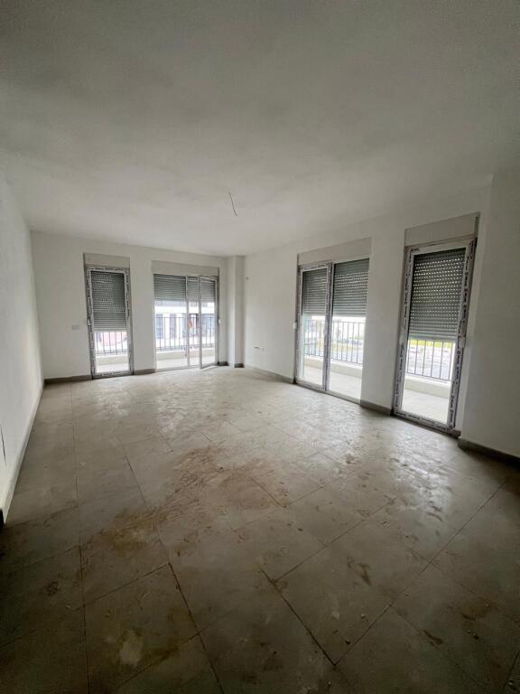 Shitet apartament 2+1+2 tualete ne fund te rruges "5 Maji".