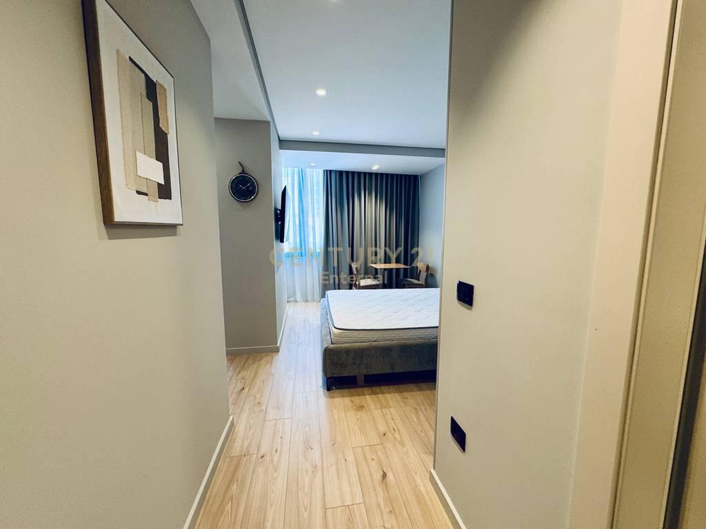 Shiten 3 Studio Totalisht të Mobiluara dhe të Rinovuara në Stil Modern – Zemra e Tiranës!