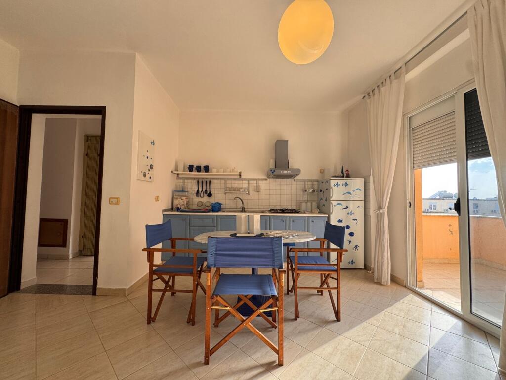 Shitet apartament 1+1 me ballkon, Durrës – përballë Hotel Pelikani