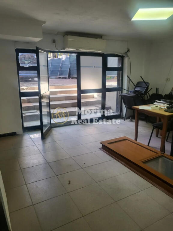 Spazio Commerciale in Affitto nella Comune di Parigi 450 Euro Mese
