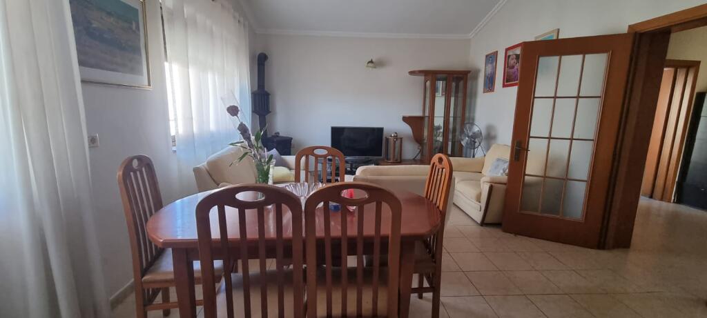 🏢Rruga Kongresi Manastirit prane Klinikes Dentare Mysanbelliu jepet me qera apartament 2+1,i mobiluar.