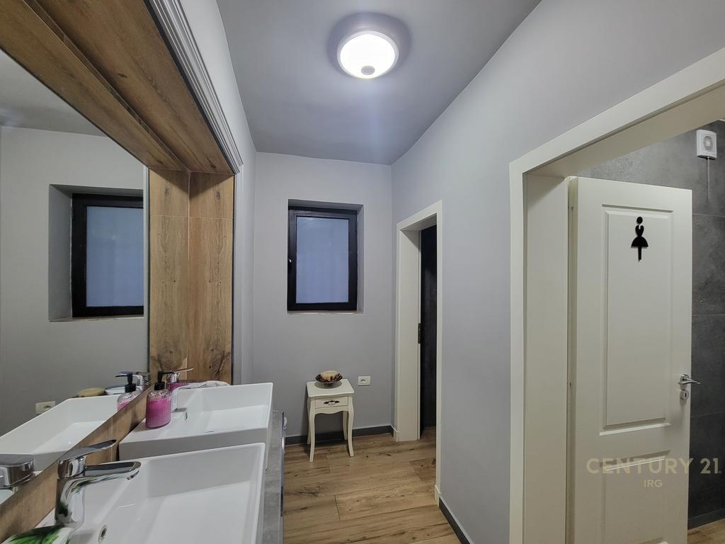 NEGOZIO IN VENDITA SUL LATO DI MYSLYM SHYRIT ROAD!