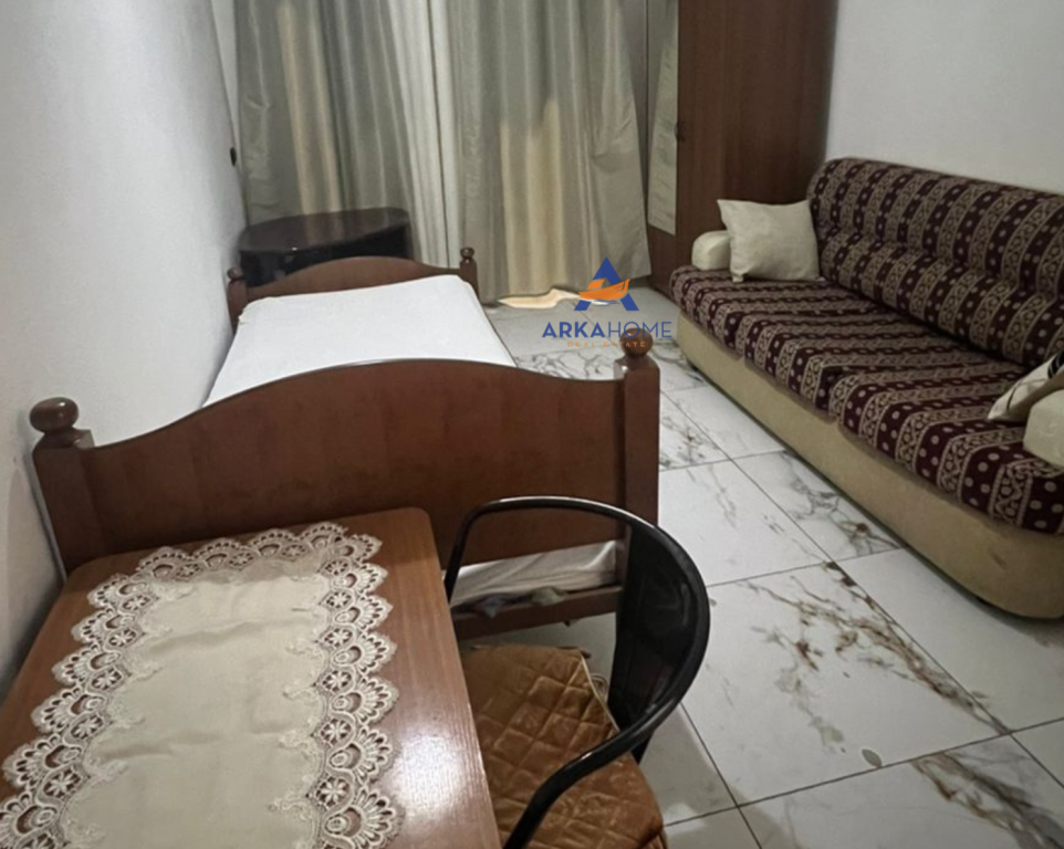 JEPET GARSONIERE ME QERA "PRANE DELIJORGJIT" 260 EURO.