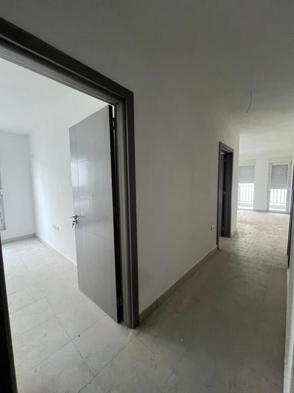 Shitet apartament 2+1+2 tualete ne fund te rruges "5 Maji".
